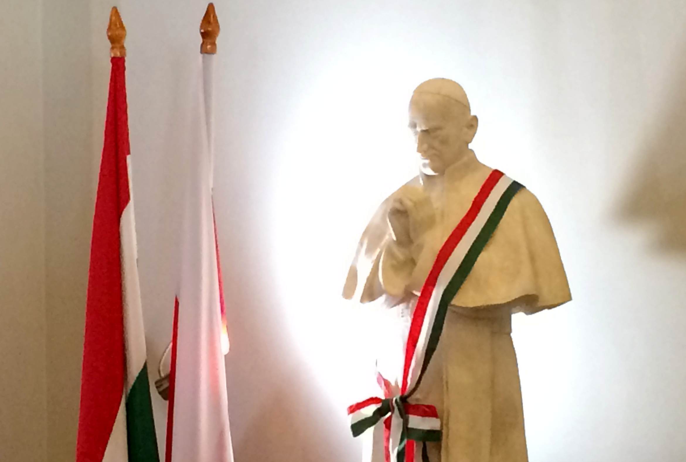06.11.2021 r. w Sanktuarium Bożego Miłosierdzia w Krakowie odsłonięty został pomnik Kardynała József’a Mintszenty’ego